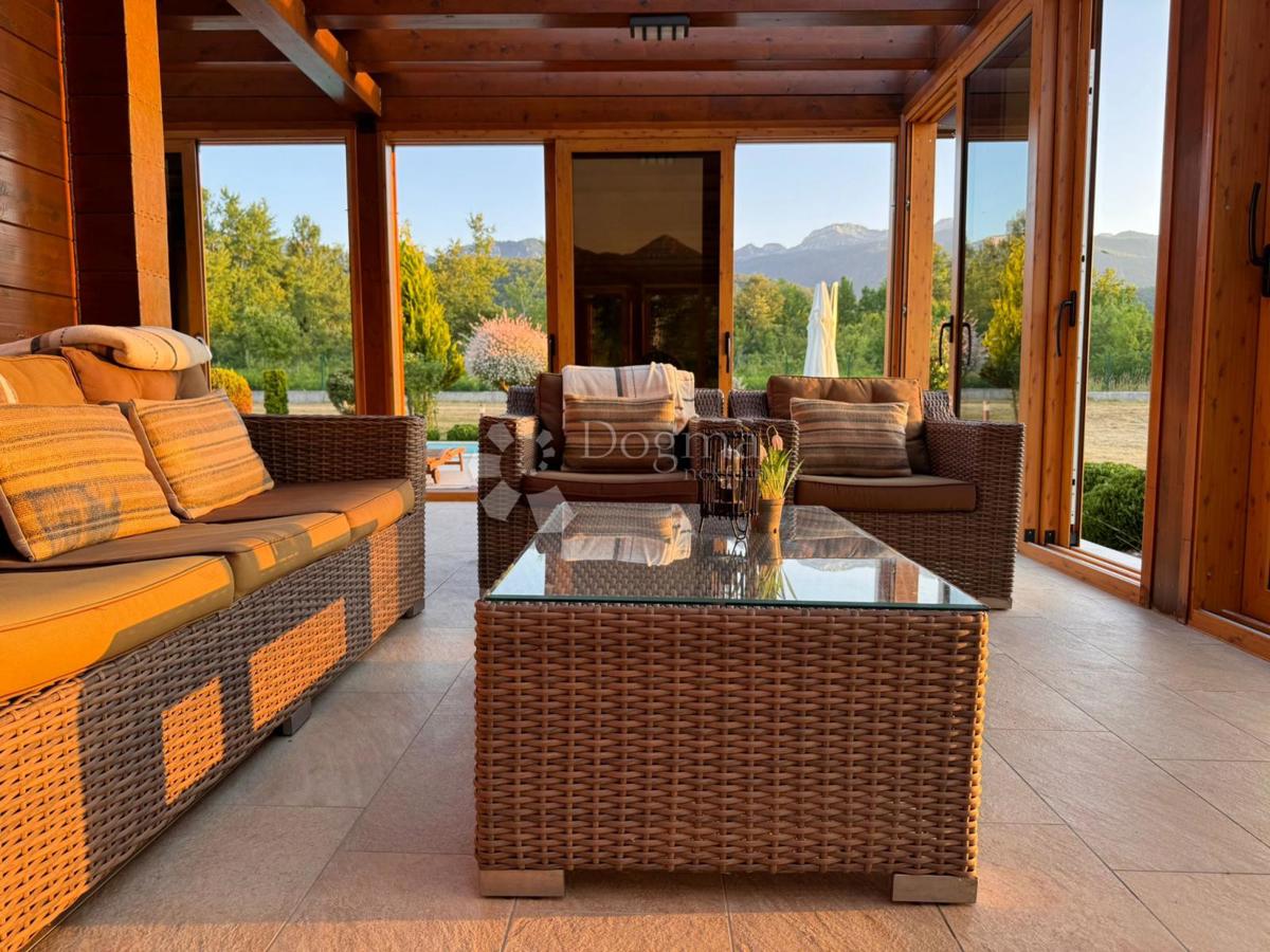 Hiša Raduč, Lovinac, 350m2