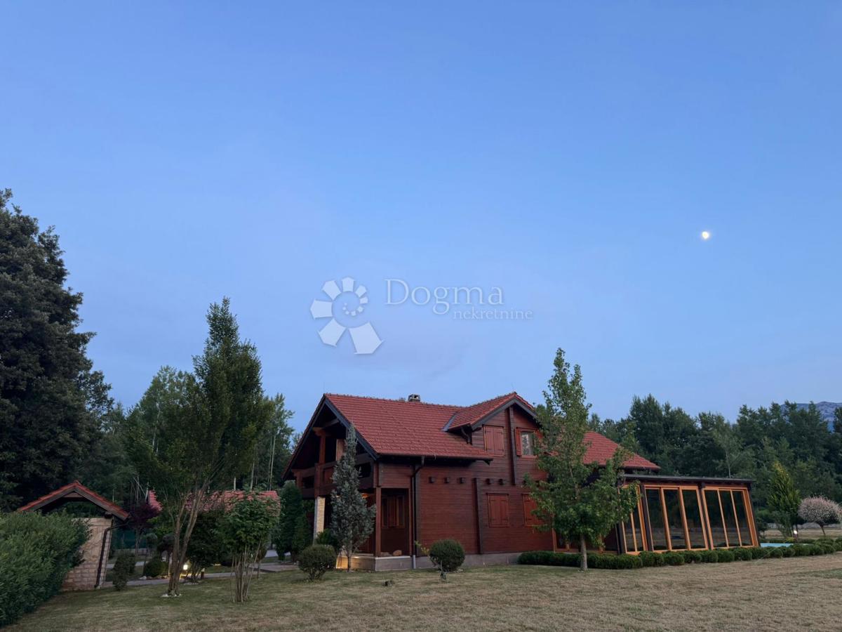 Hiša Raduč, Lovinac, 350m2