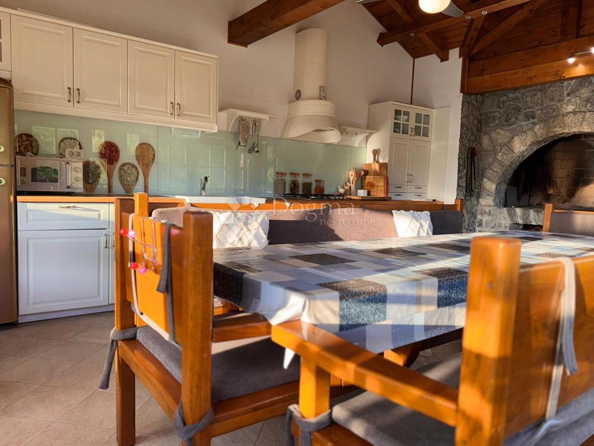 Hiša Raduč, Lovinac, 350m2