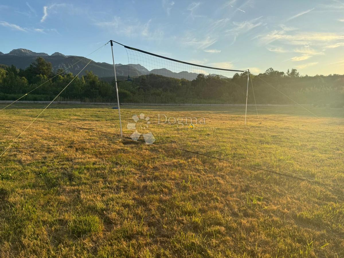 Hiša Raduč, Lovinac, 350m2