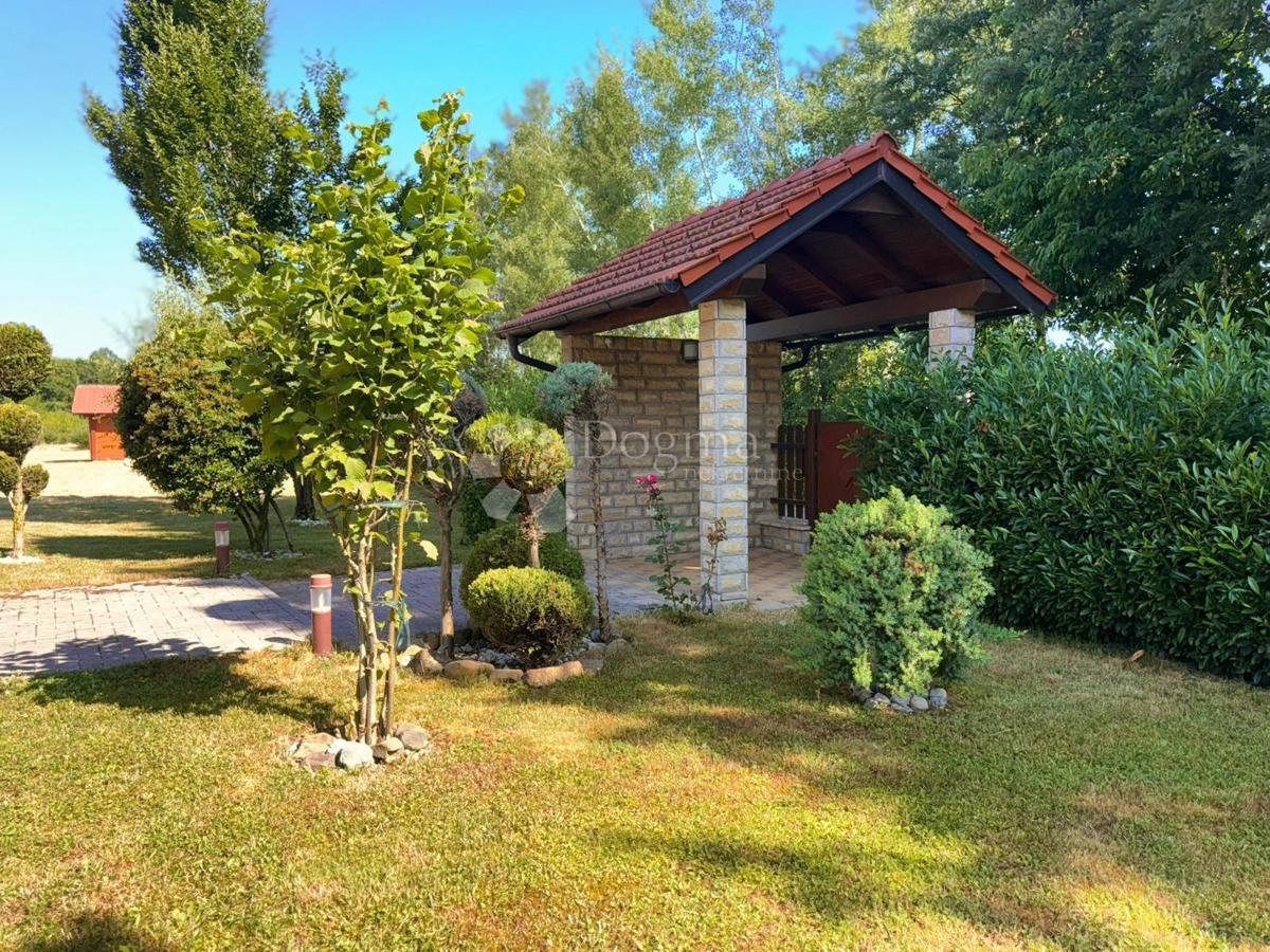 Hiša Raduč, Lovinac, 350m2