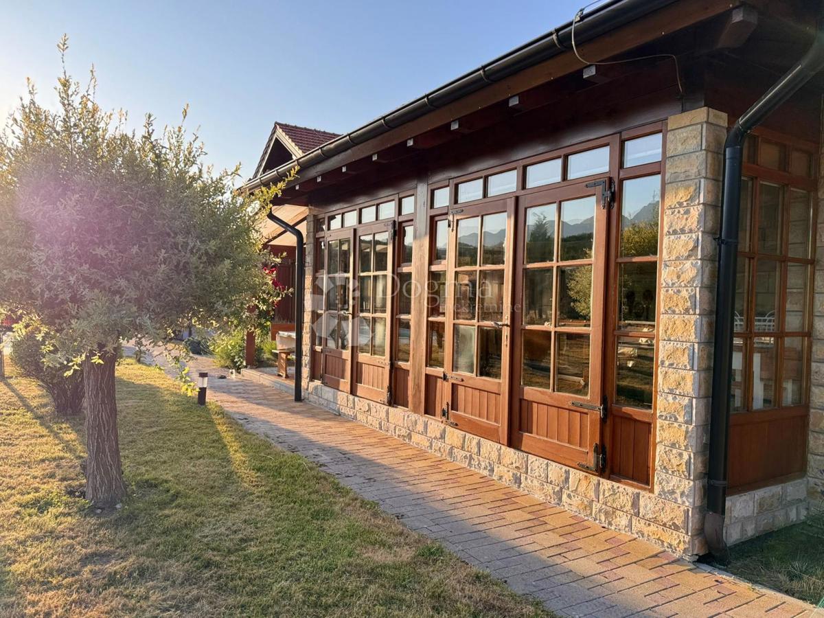 Hiša Raduč, Lovinac, 350m2