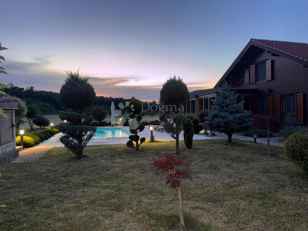 Hiša Raduč, Lovinac, 350m2