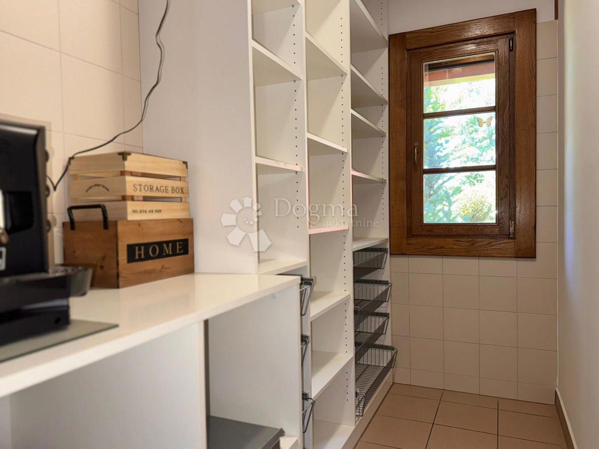 Hiša Raduč, Lovinac, 350m2