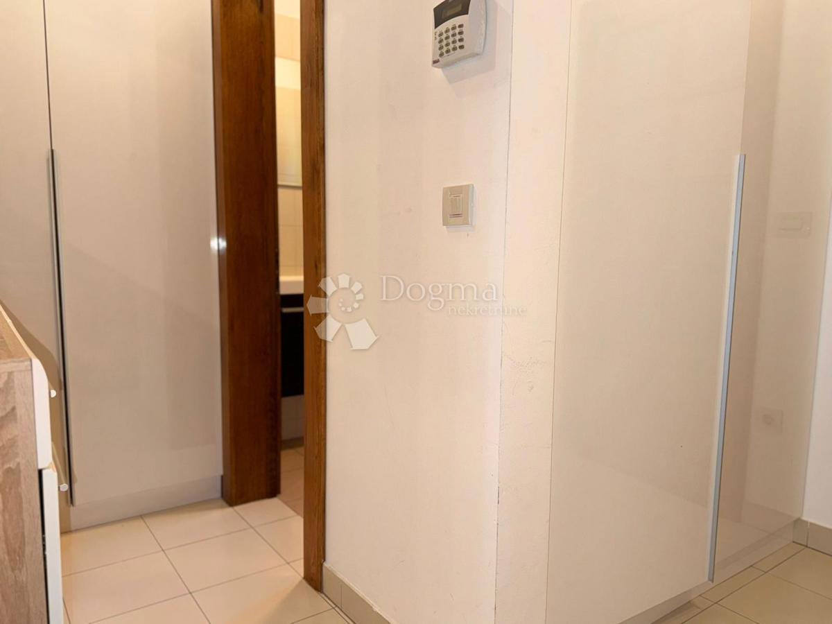 Hiša Raduč, Lovinac, 350m2