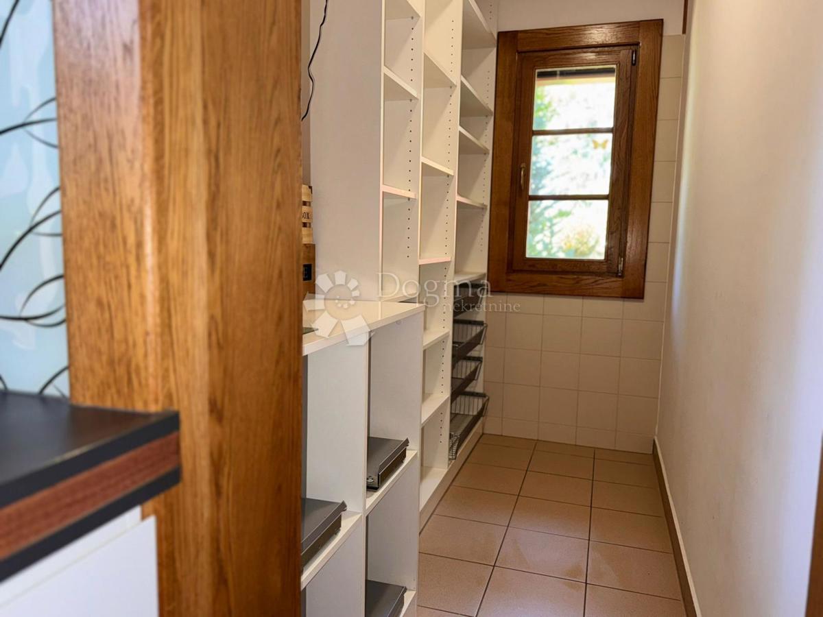 Hiša Raduč, Lovinac, 350m2