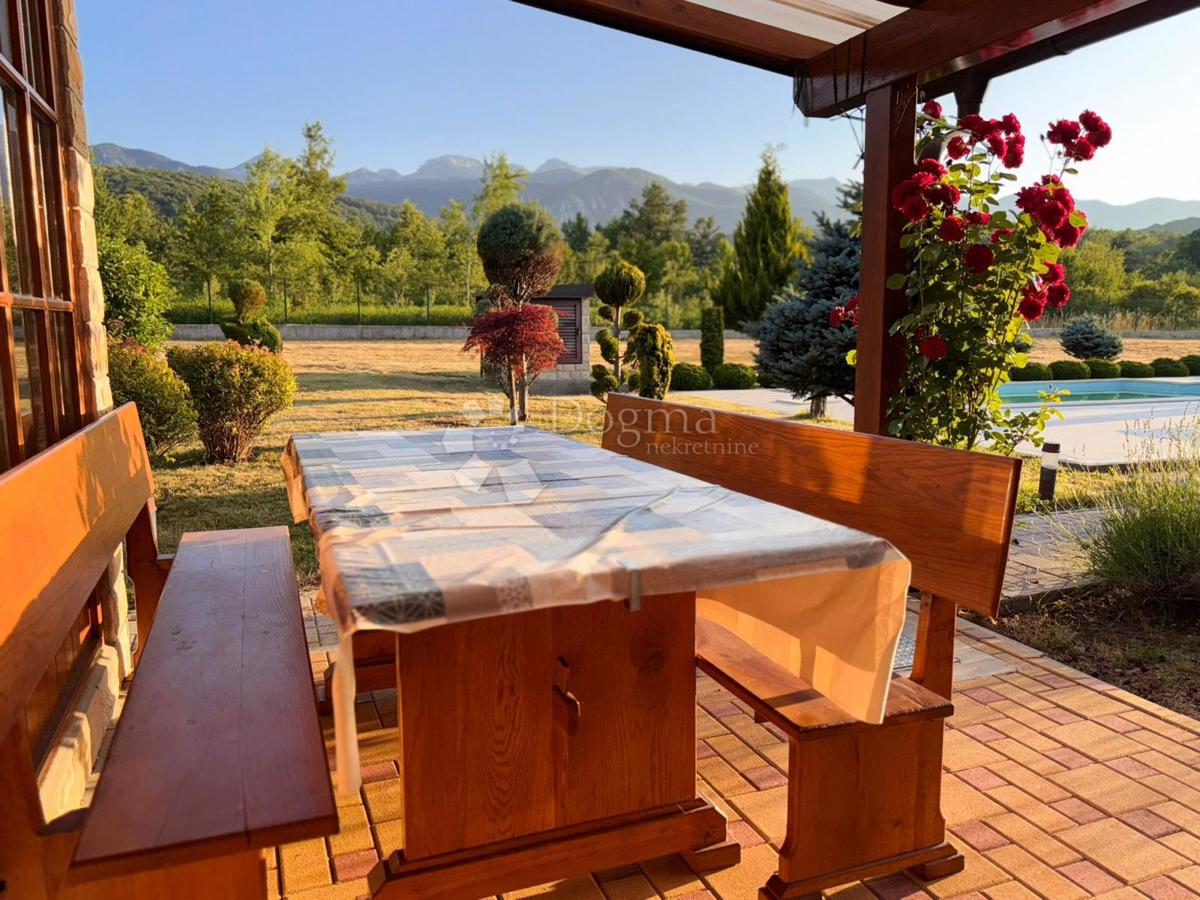 Hiša Raduč, Lovinac, 350m2