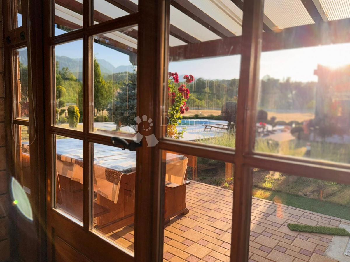 Hiša Raduč, Lovinac, 350m2