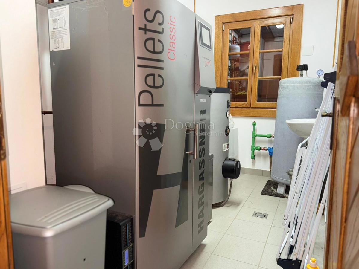 Hiša Raduč, Lovinac, 350m2