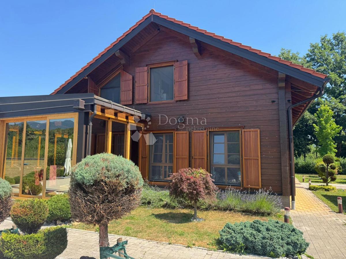 Hiša Raduč, Lovinac, 350m2