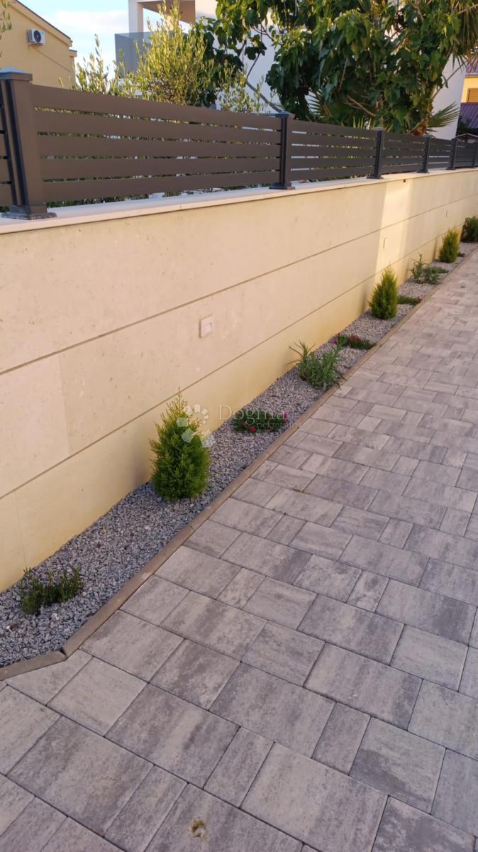 MODERNA DVOJNA HIŠA Z POGLEDOM NA MORJE, OTOK VIR