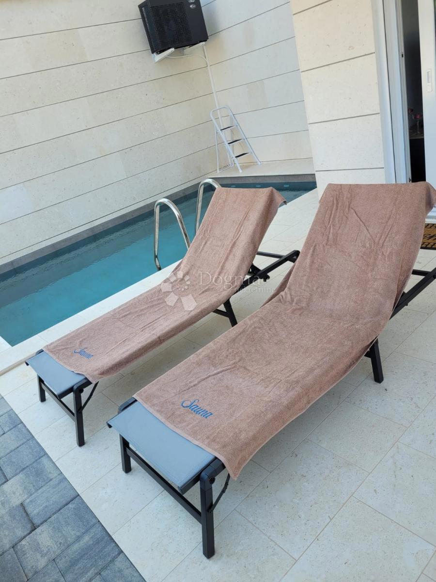 MODERNA DVOJNA HIŠA Z POGLEDOM NA MORJE, OTOK VIR