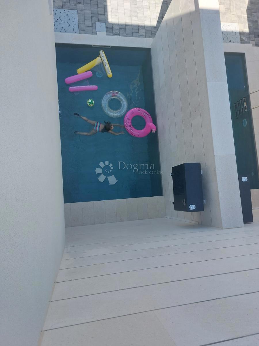 MODERNA DVOJNA HIŠA Z POGLEDOM NA MORJE, OTOK VIR