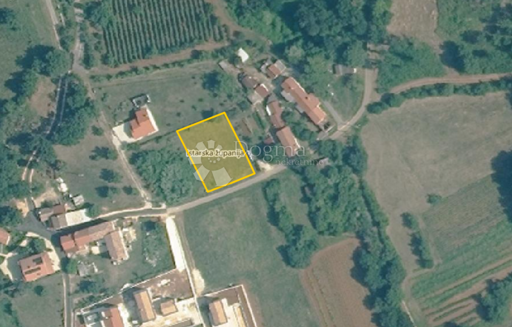 Gradbeno zemljišče s projektom in plačanimi komunalnimi storitvami