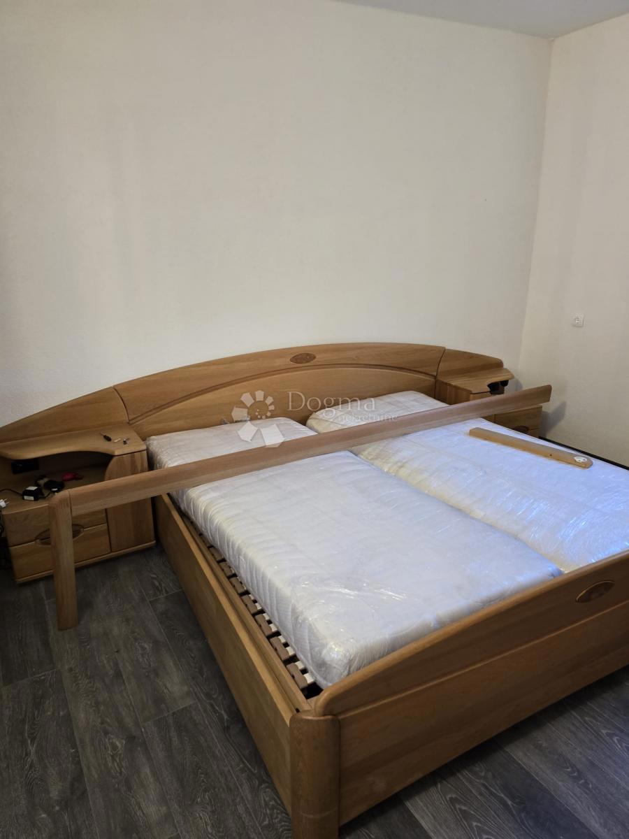 Hiša Opatovac, Lovas, 148m2