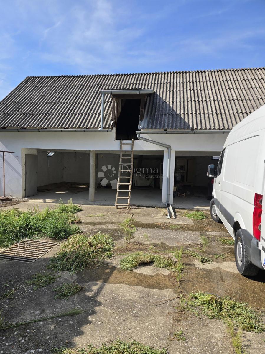 Hiša Opatovac, Lovas, 148m2