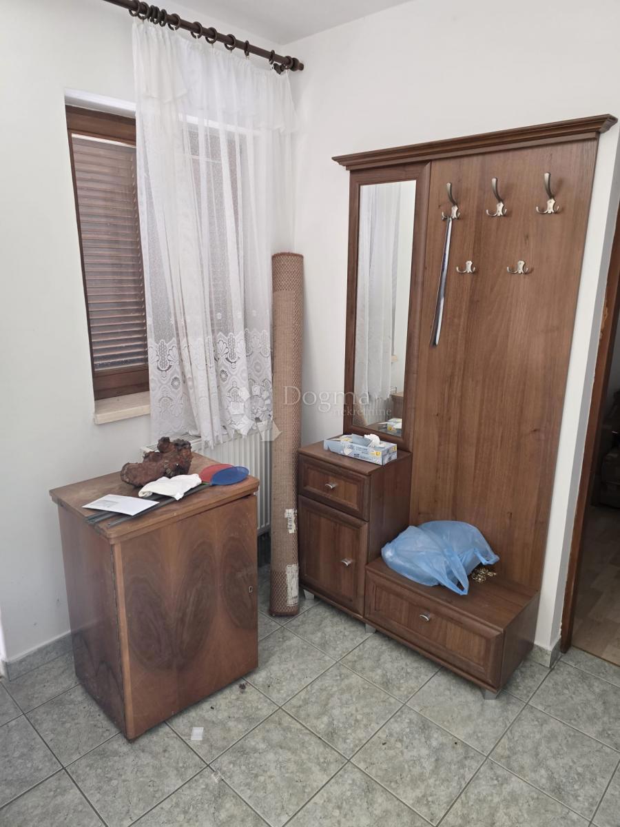 Hiša Opatovac, Lovas, 148m2