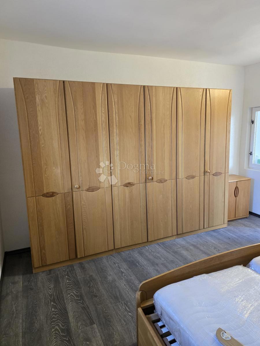 Hiša Opatovac, Lovas, 148m2