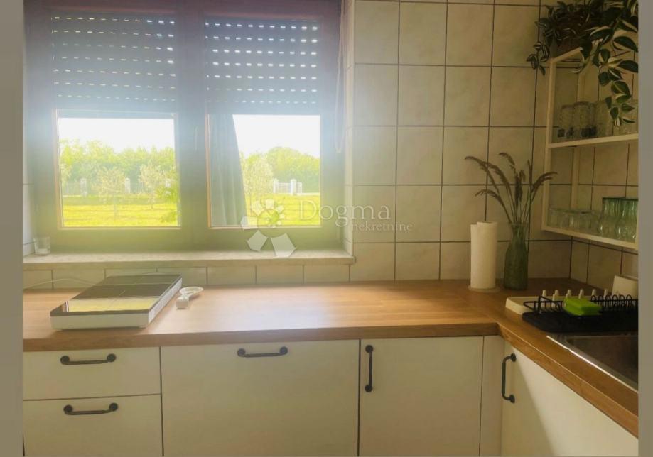 Istra, očarljiva hiša v bližini Pulja s prostorno parcelo in možnostjo bazena