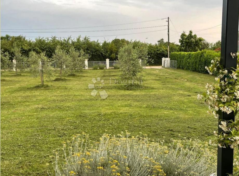 Istra, očarljiva hiša v bližini Pulja s prostorno parcelo in možnostjo bazena