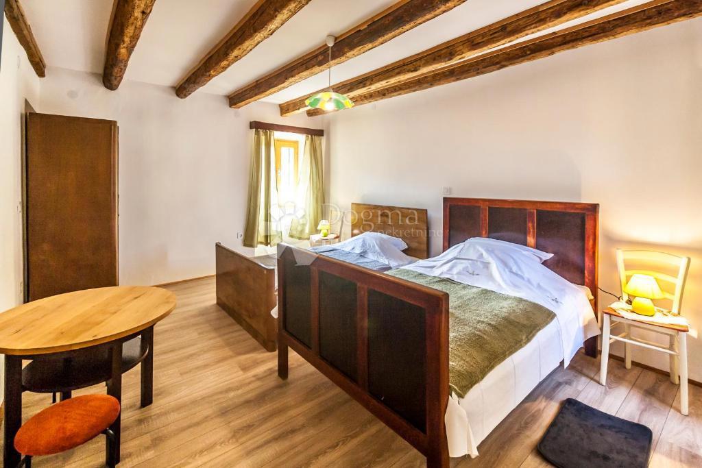 DVE AVTOHTONI POČITNIŠKI HIŠI - Marčana