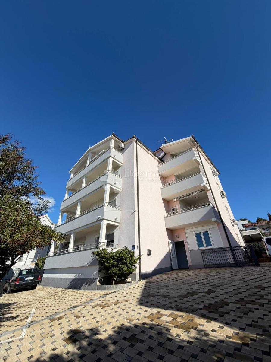 Stanovanje Okrug Gornji, Okrug, 72m2