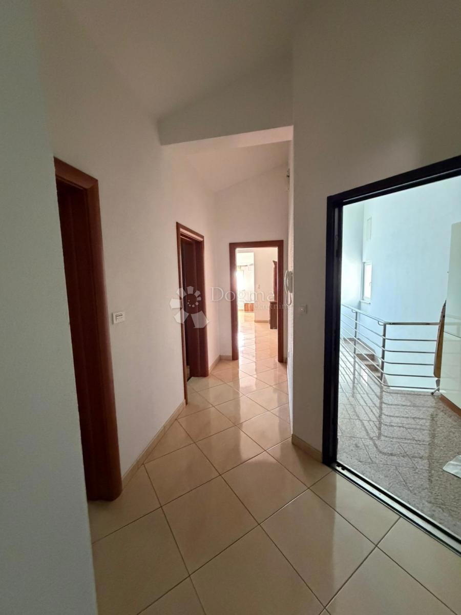 Stanovanje Okrug Gornji, Okrug, 72m2