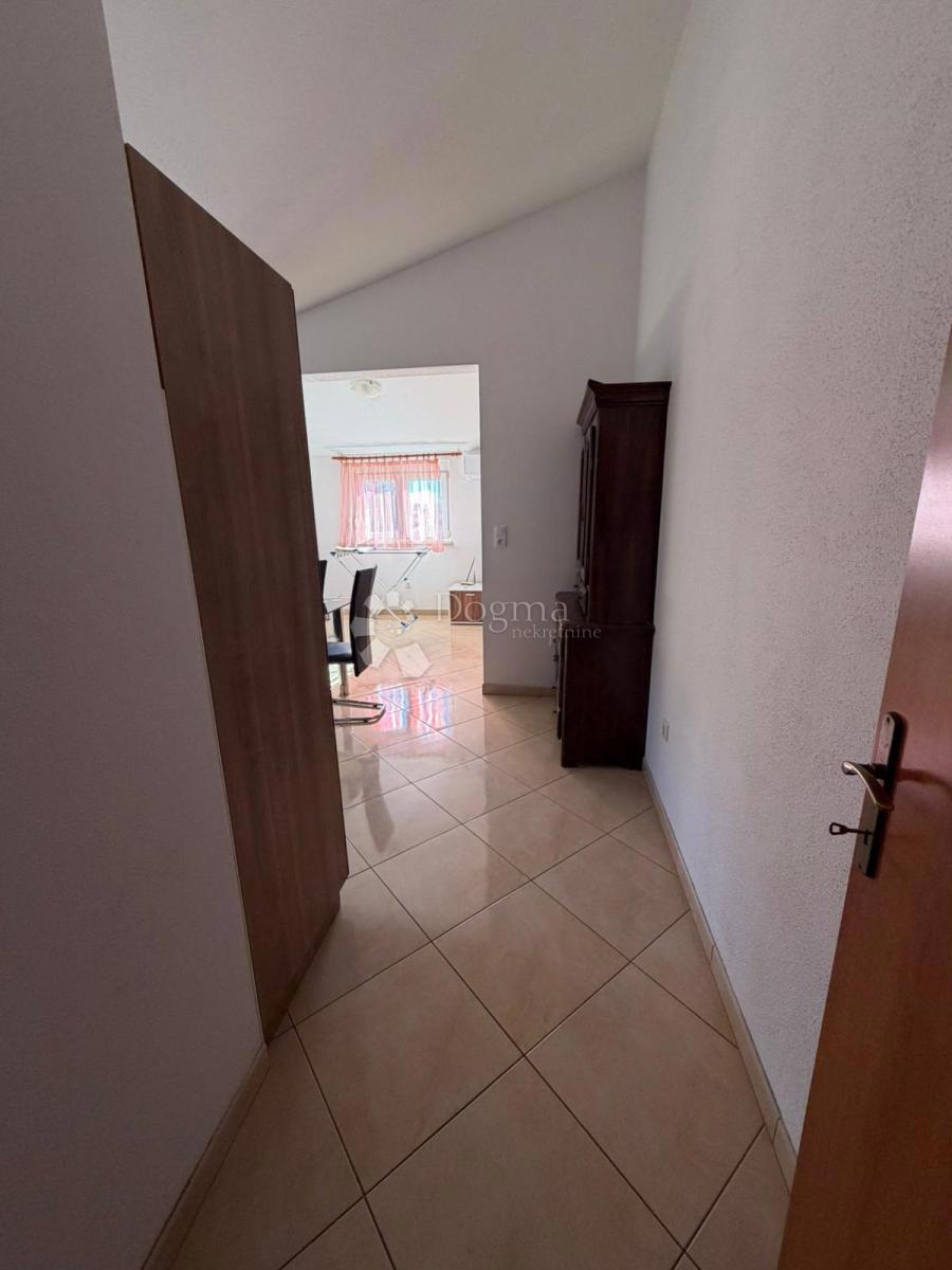 Stanovanje Okrug Gornji, Okrug, 72m2