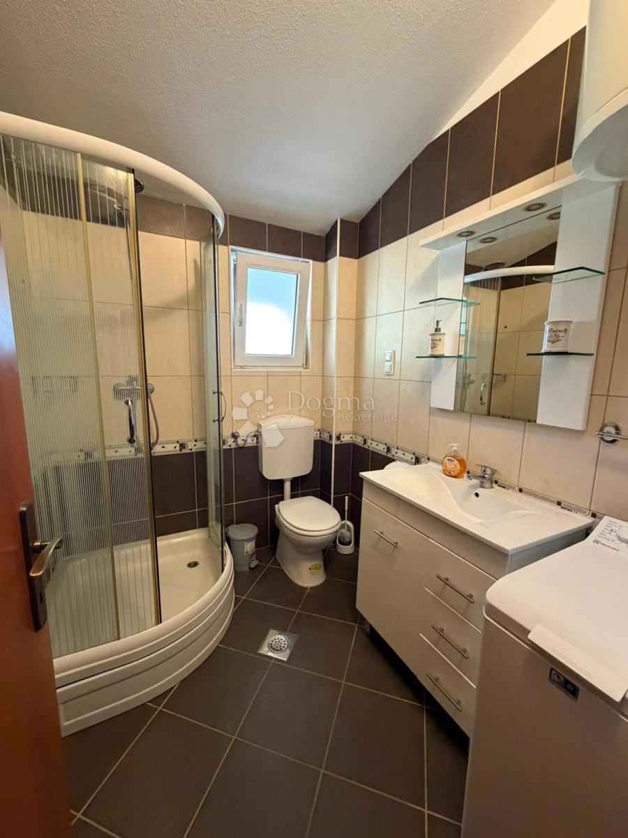 Stanovanje Okrug Gornji, Okrug, 72m2