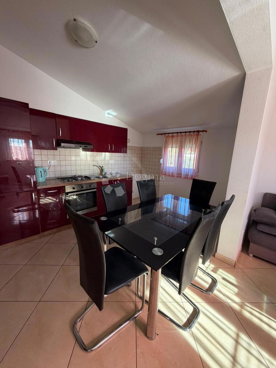 Stanovanje Okrug Gornji, Okrug, 72m2