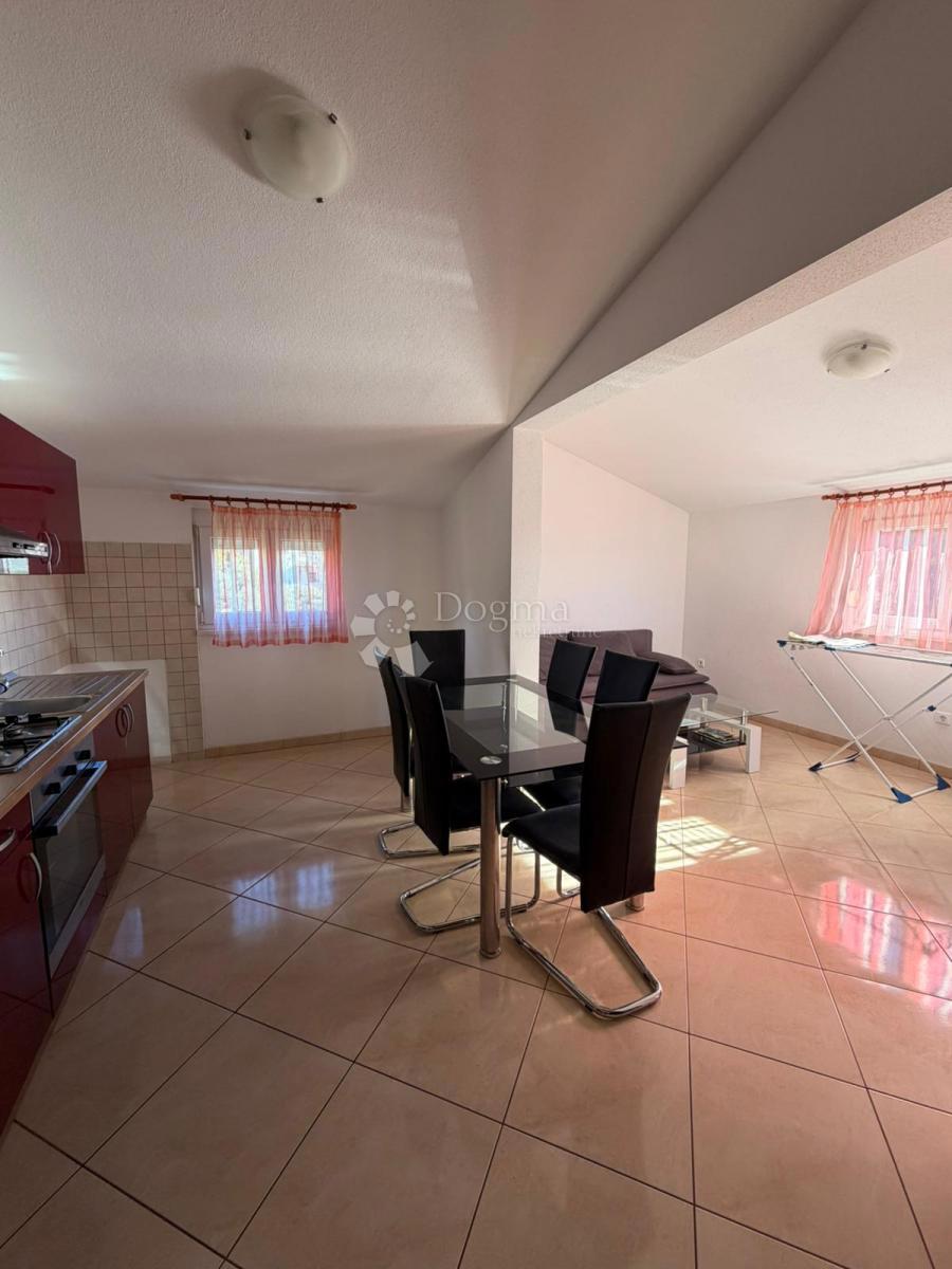 Stanovanje Okrug Gornji, Okrug, 72m2