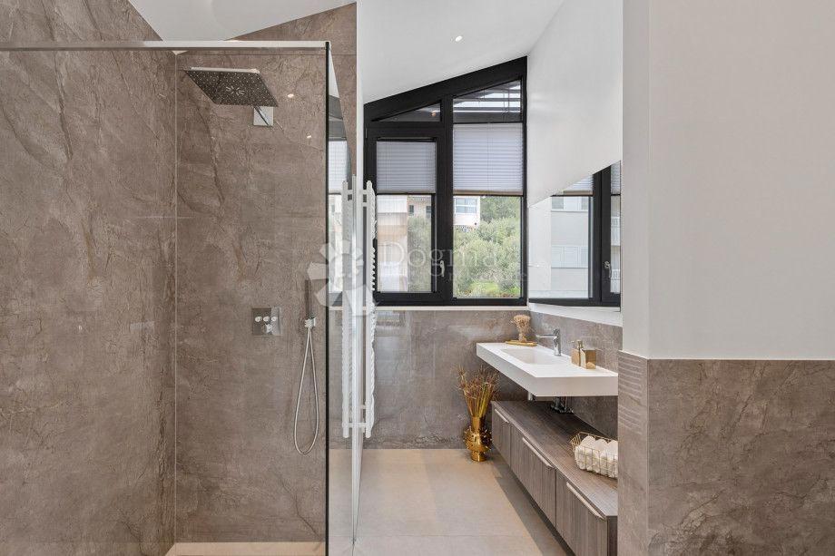 Hiša Jesenice, Dugi Rat, 105m2