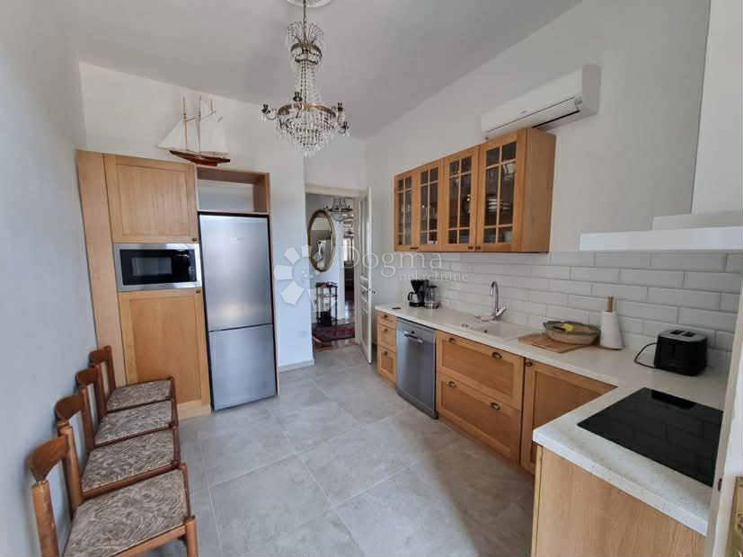 Elegantno opremljeno stanovanje za dolgoročni najem v samem središču Pulja - 93 m² s teraso