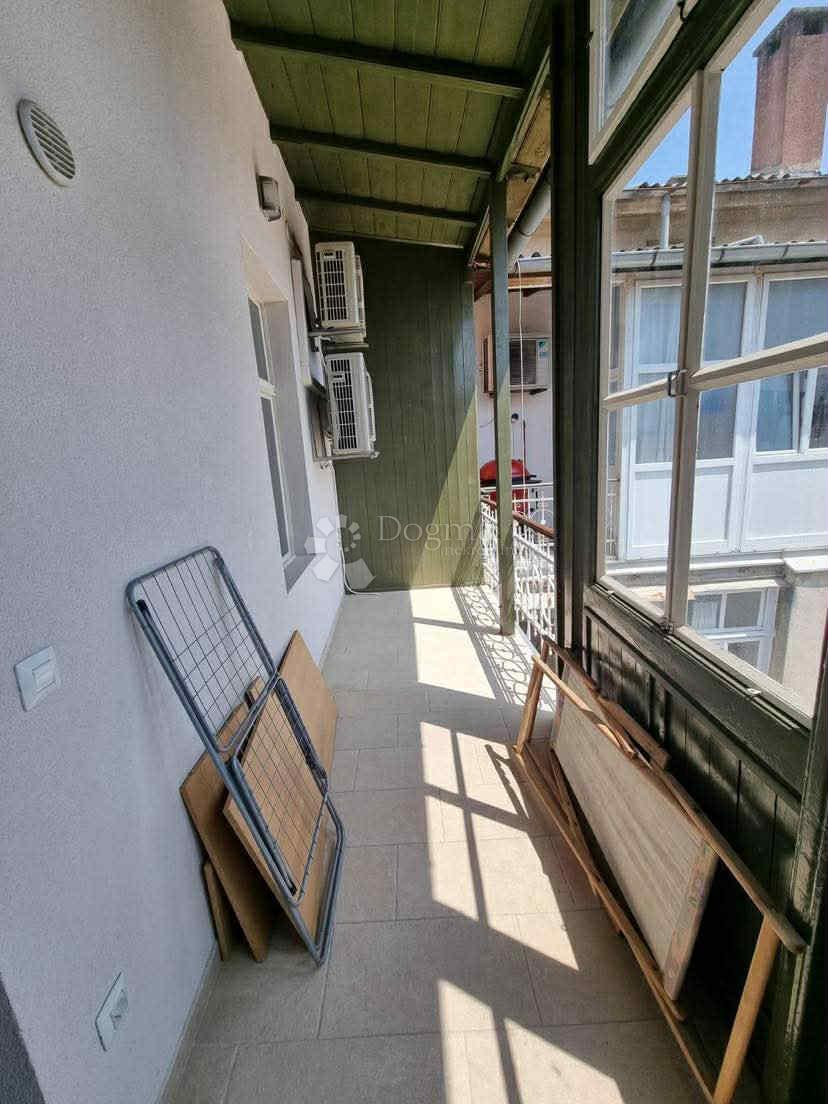 Elegantno opremljeno stanovanje za dolgoročni najem v samem središču Pulja - 93 m² s teraso