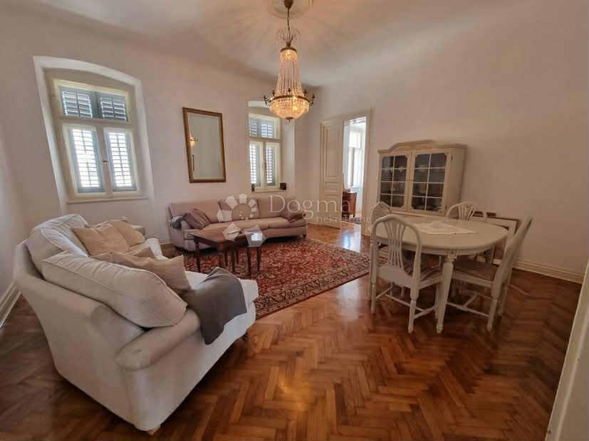 Elegantno opremljeno stanovanje za dolgoročni najem v samem središču Pulja - 93 m² s teraso