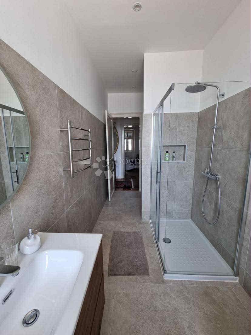 Elegantno opremljeno stanovanje za dolgoročni najem v samem središču Pulja - 93 m² s teraso