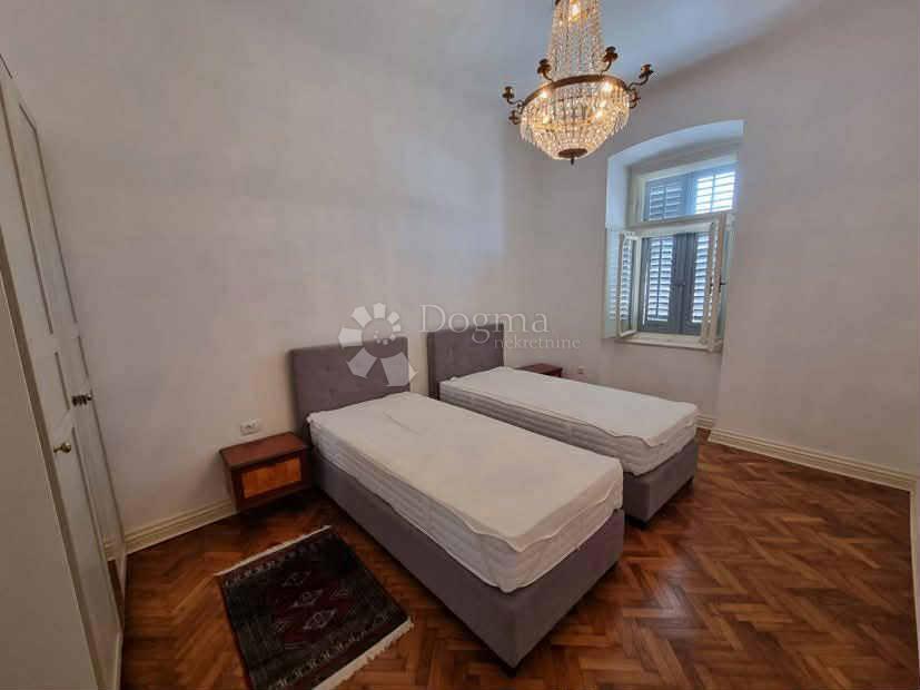Elegantno opremljeno stanovanje za dolgoročni najem v samem središču Pulja - 93 m² s teraso