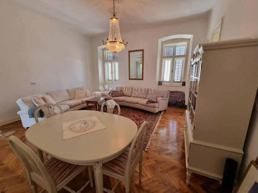 Elegantno opremljeno stanovanje za dolgoročni najem v samem središču Pulja - 93 m² s teraso