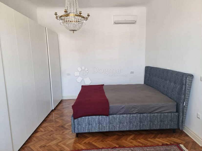 Elegantno opremljeno stanovanje za dolgoročni najem v samem središču Pulja - 93 m² s teraso