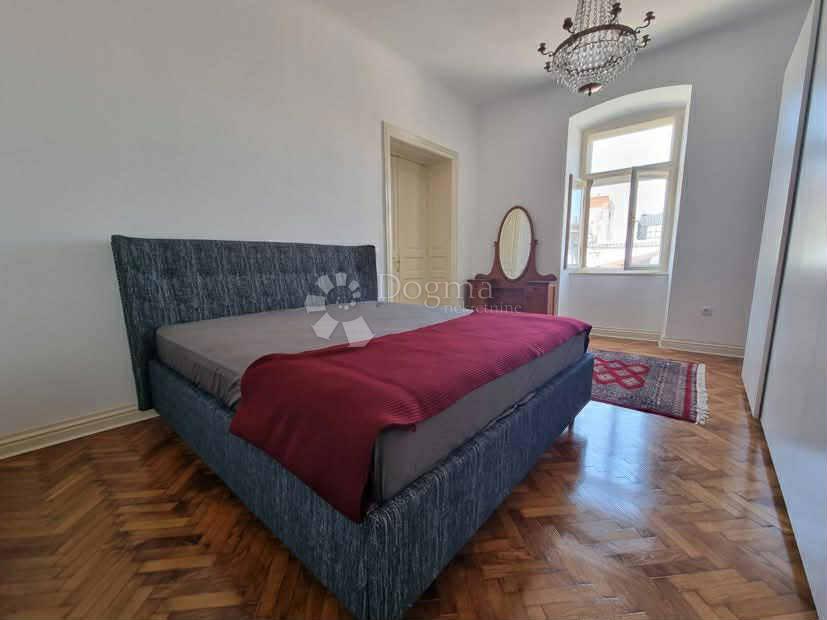 Elegantno opremljeno stanovanje za dolgoročni najem v samem središču Pulja - 93 m² s teraso