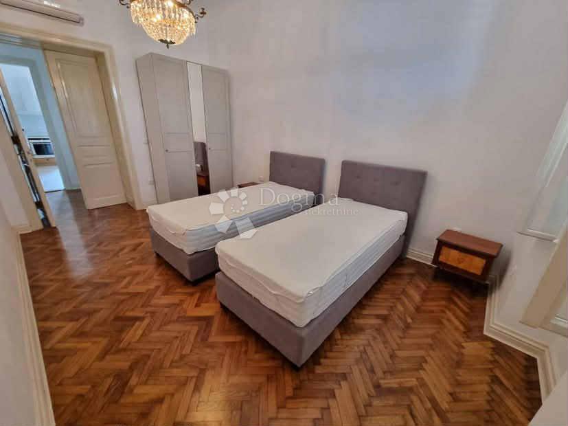 Elegantno opremljeno stanovanje za dolgoročni najem v samem središču Pulja - 93 m² s teraso