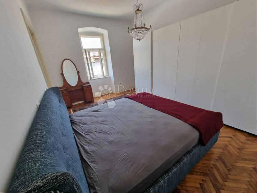 Elegantno opremljeno stanovanje za dolgoročni najem v samem središču Pulja - 93 m² s teraso