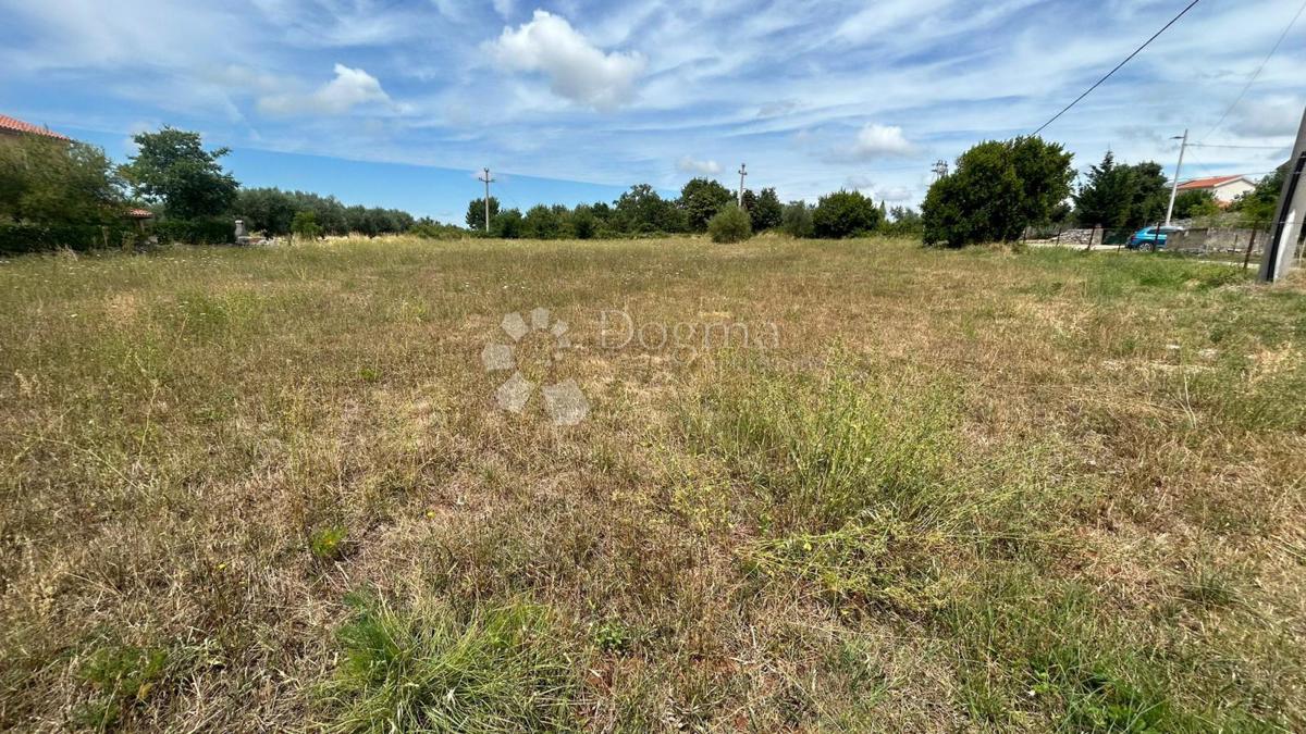 Stavbno zemljišče 1050 m² ob asfaltu, Sveti Lovreč