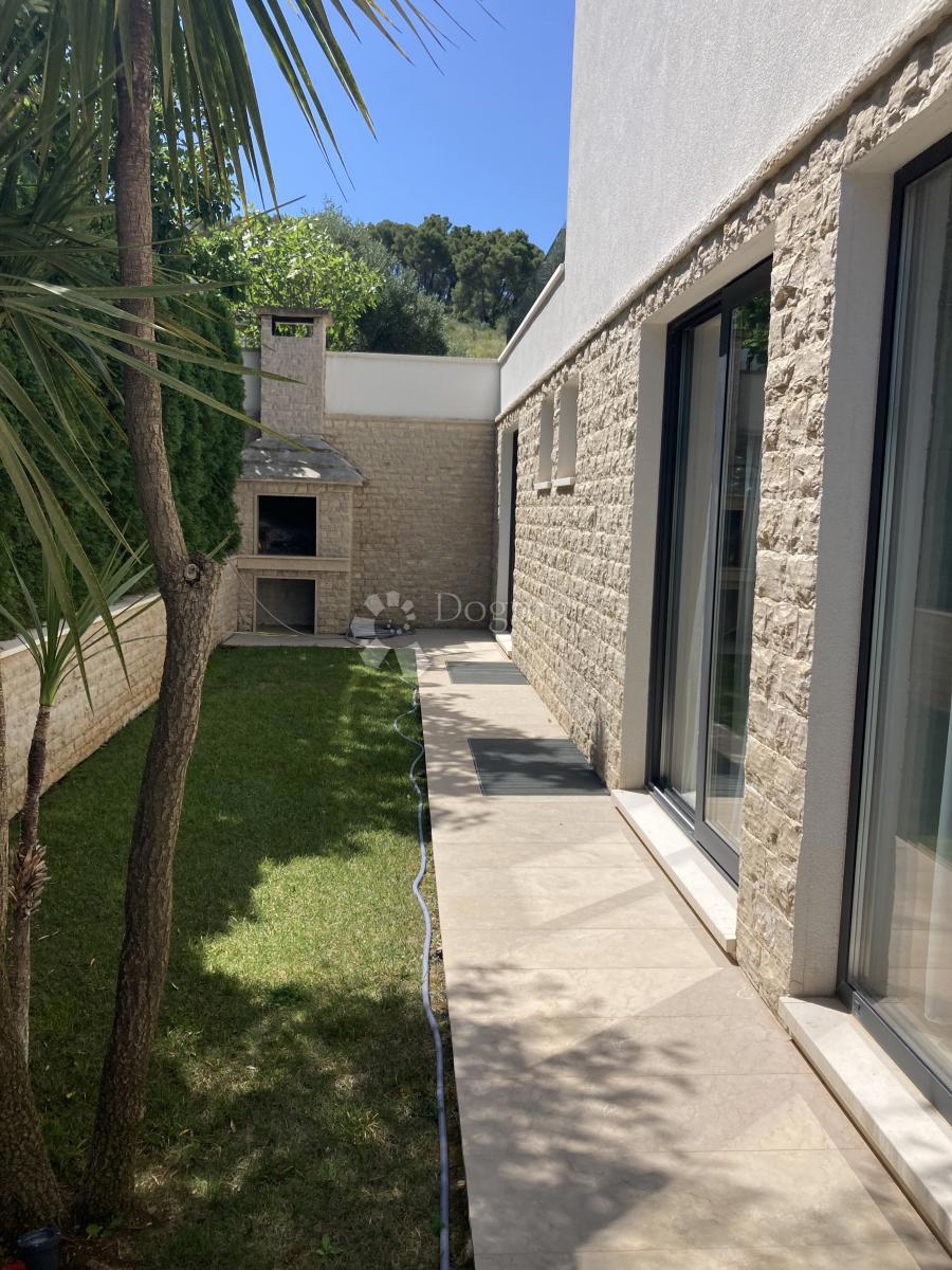 Ekskluzivna vila ob morju s panoramskim razgledom in zasebno wellness oazo na otoku Čiovo