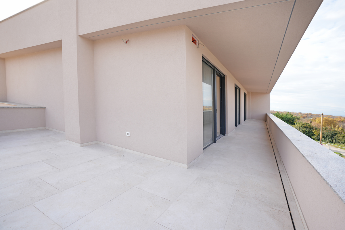 MODERNA VILA Z BAZENOM V NASELJU PRI POREČU