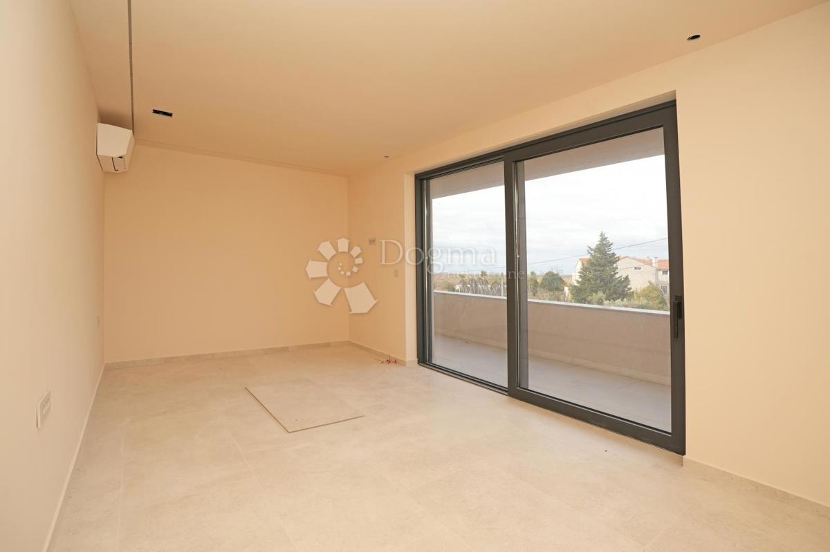 MODERNA VILA Z BAZENOM V NASELJU PRI POREČU