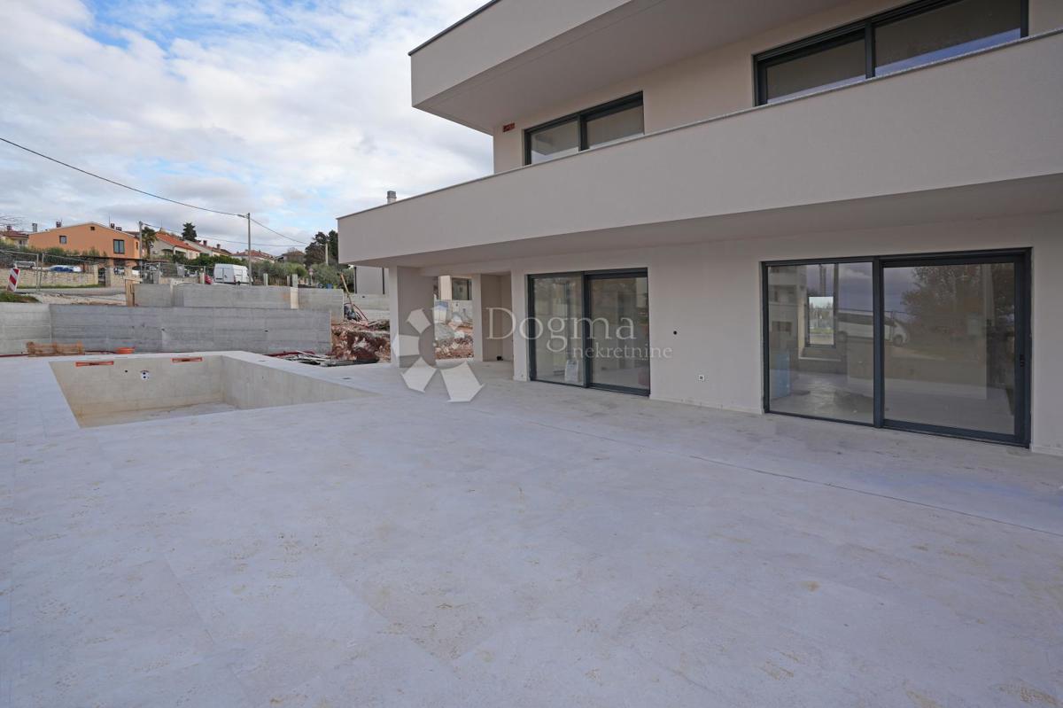 MODERNA VILA Z BAZENOM V NASELJU PRI POREČU