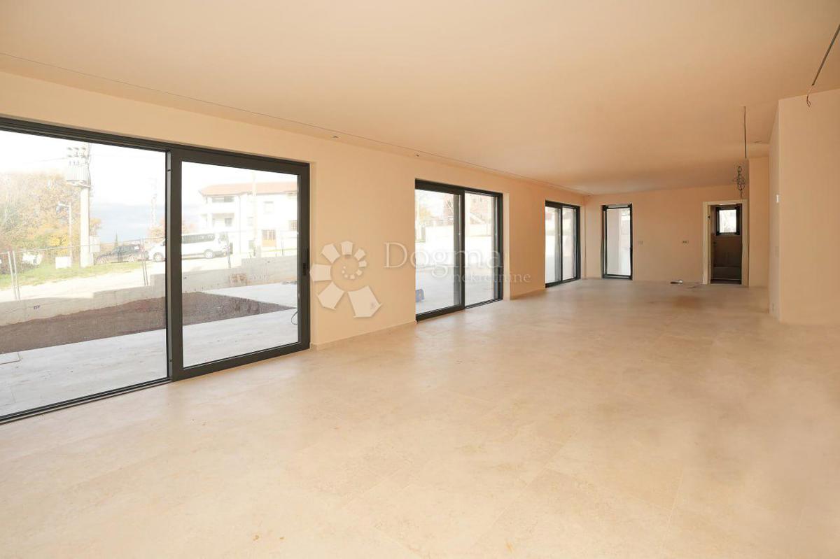 MODERNA VILA Z BAZENOM V NASELJU PRI POREČU