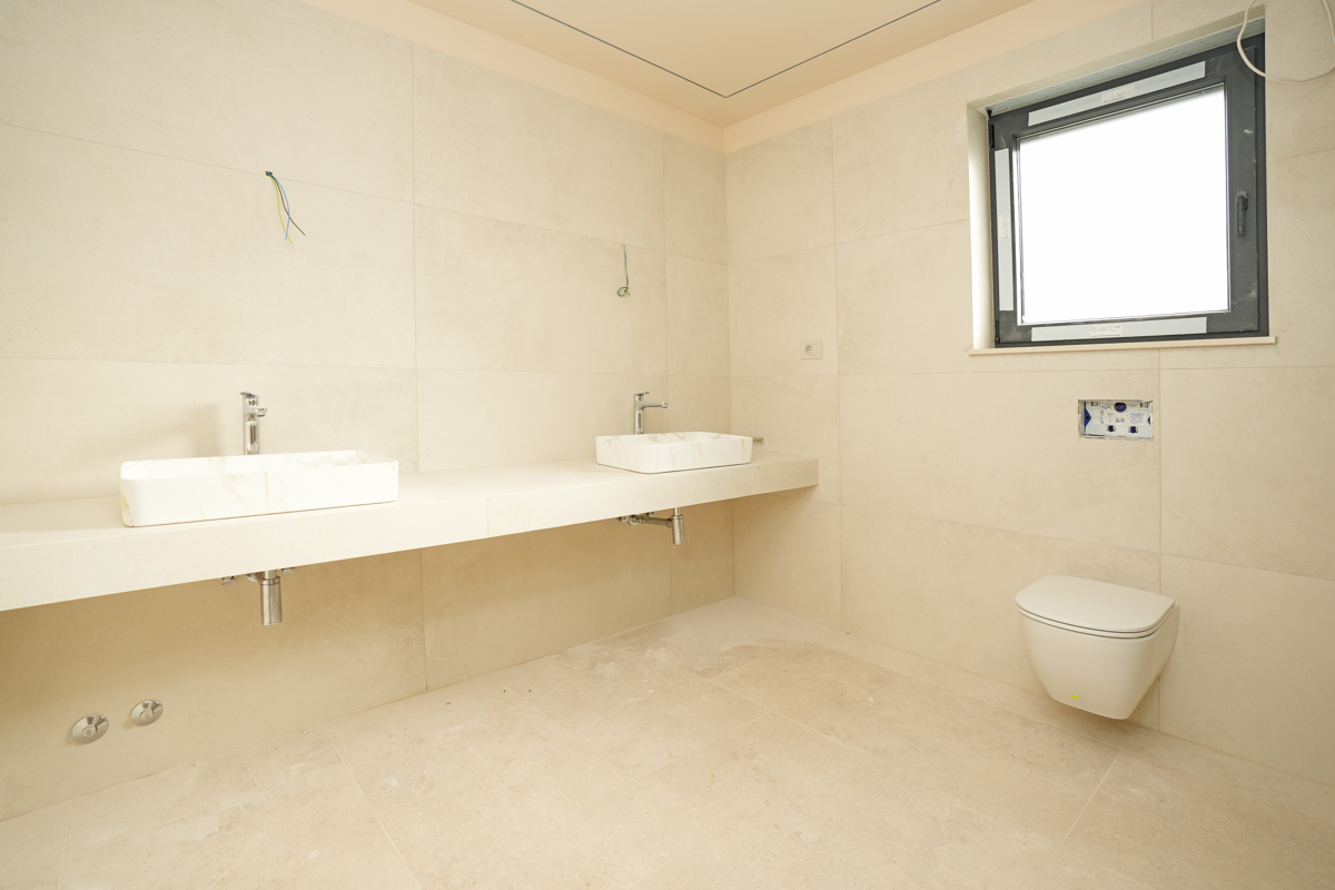 MODERNA VILA Z BAZENOM V NASELJU PRI POREČU