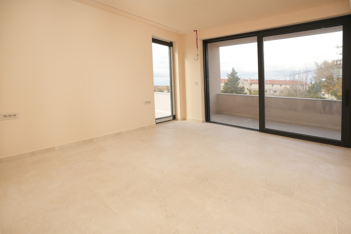 MODERNA VILA Z BAZENOM V NASELJU PRI POREČU